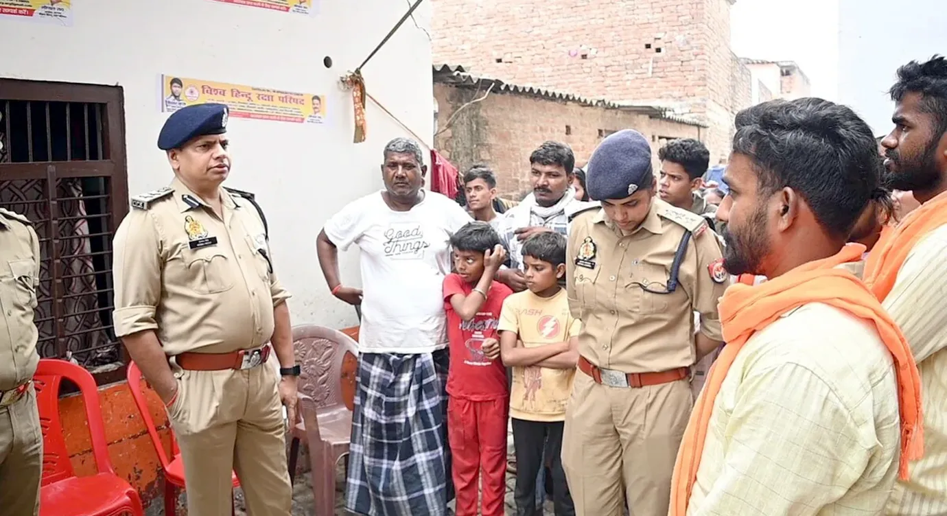 आजमगढ़ : मुबारकपुर थानाक्षेत्र के बम्हौर गांव में मंगलवार 17 जून 2025 को पीड़ितों से जानकारी लेते एसएसपी हेमराज मीना | यंग भारत न्यूज